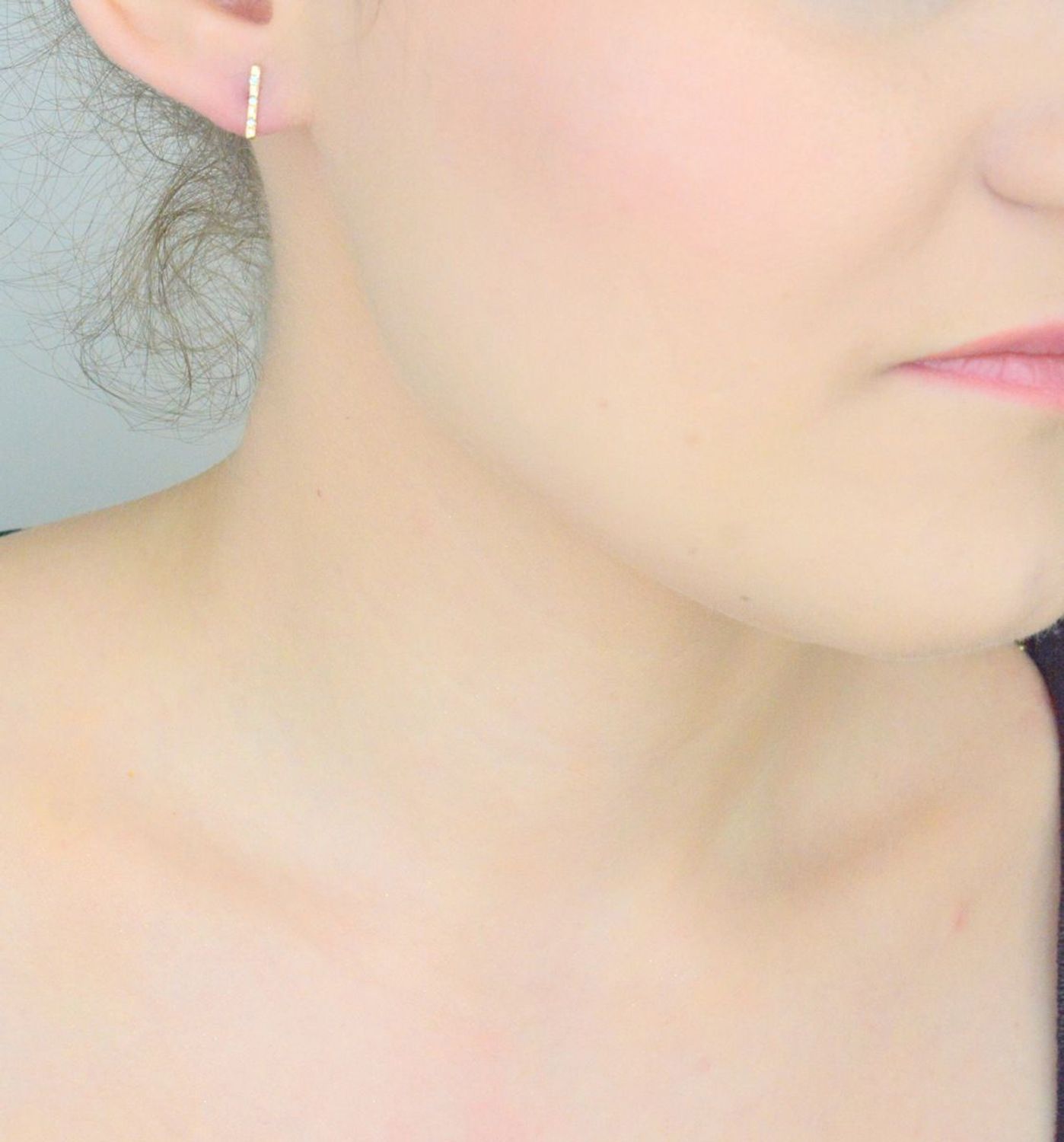 Kolczyki złote 585 pałeczki z cyrkoniami KL 6218-585 Modne, złote kolczyki, w kształcie krótkich pałeczek, wykonane ze złota wysokiej próby 585 o wadze około 0,71 g, ozdobione małymi,1.jpg